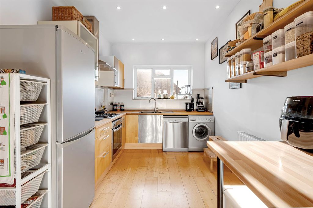 Property photo 3 of 13 34 Leythe Road-7.Jpg