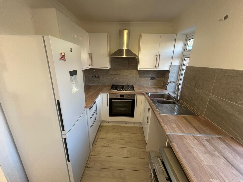 Property photo 2 of 10 Kitchen
