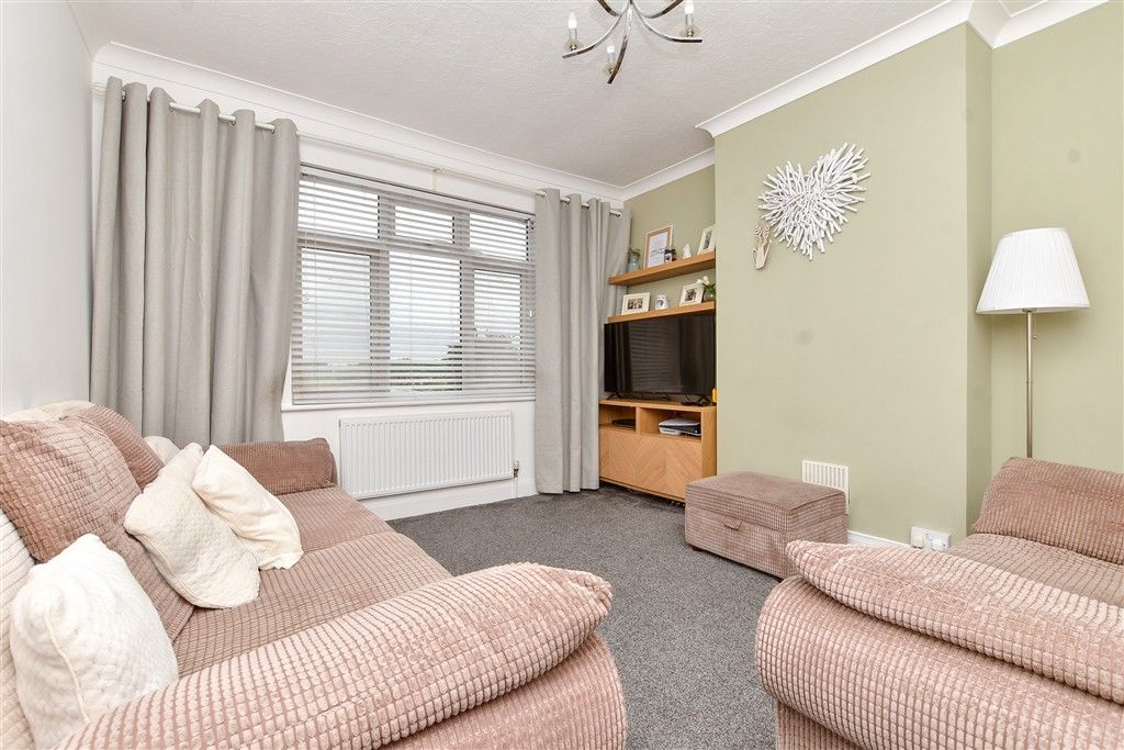 Property photo 3 of 11 Lounge