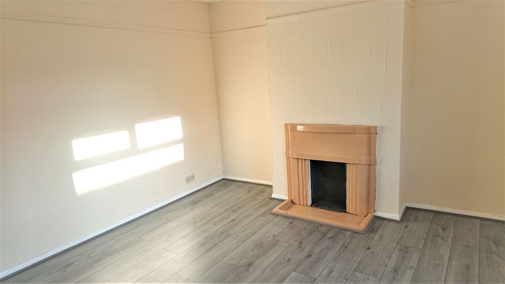 Property photo 1 of 4 Living Room