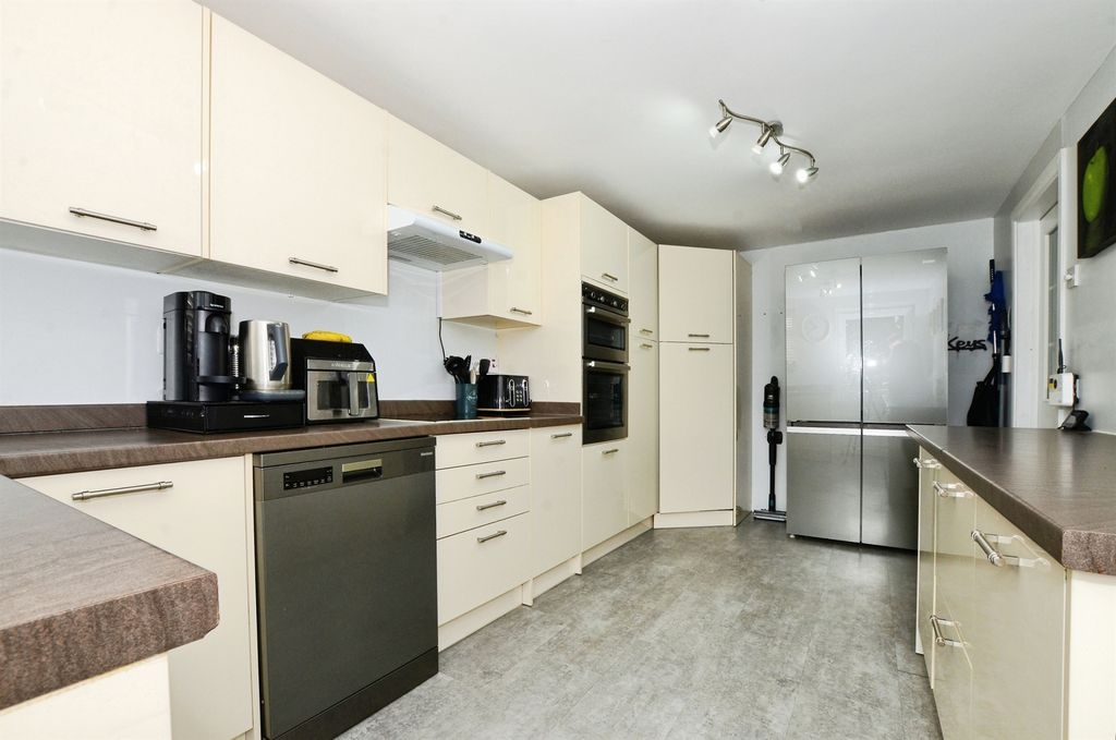 Property photo 3 of 24