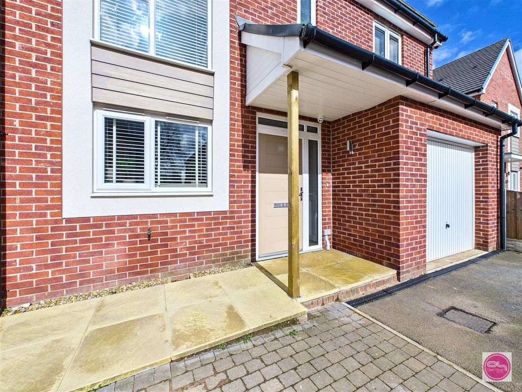 Property photo 3 of 33 Lamplight Way, Castle Gresley (2).Jpg