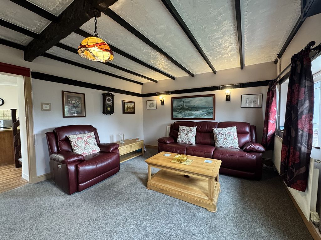 Property photo 3 of 22 Lounge