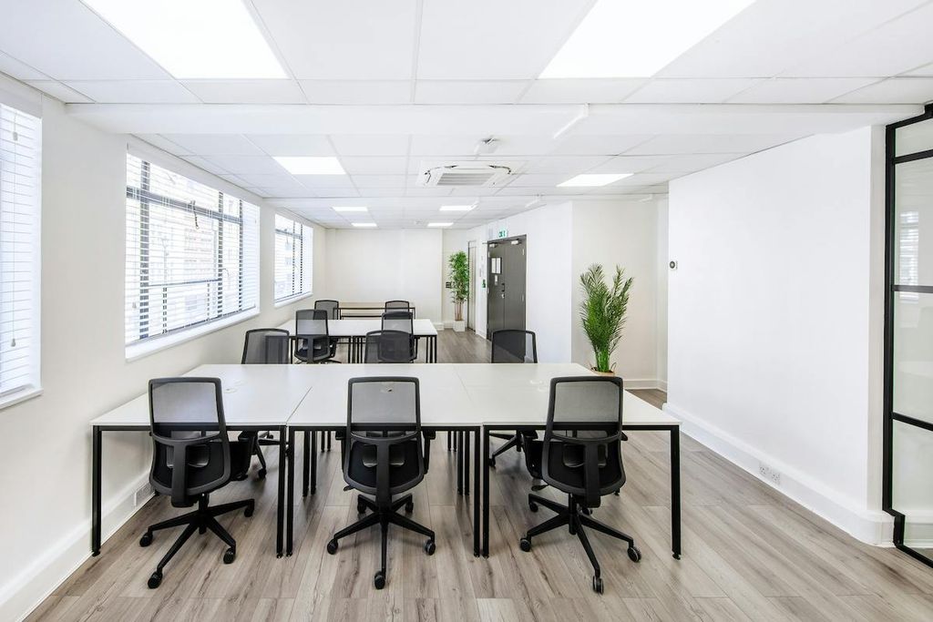 Property photo 2 of 8 Oxford Street_Desk 2.Jpg