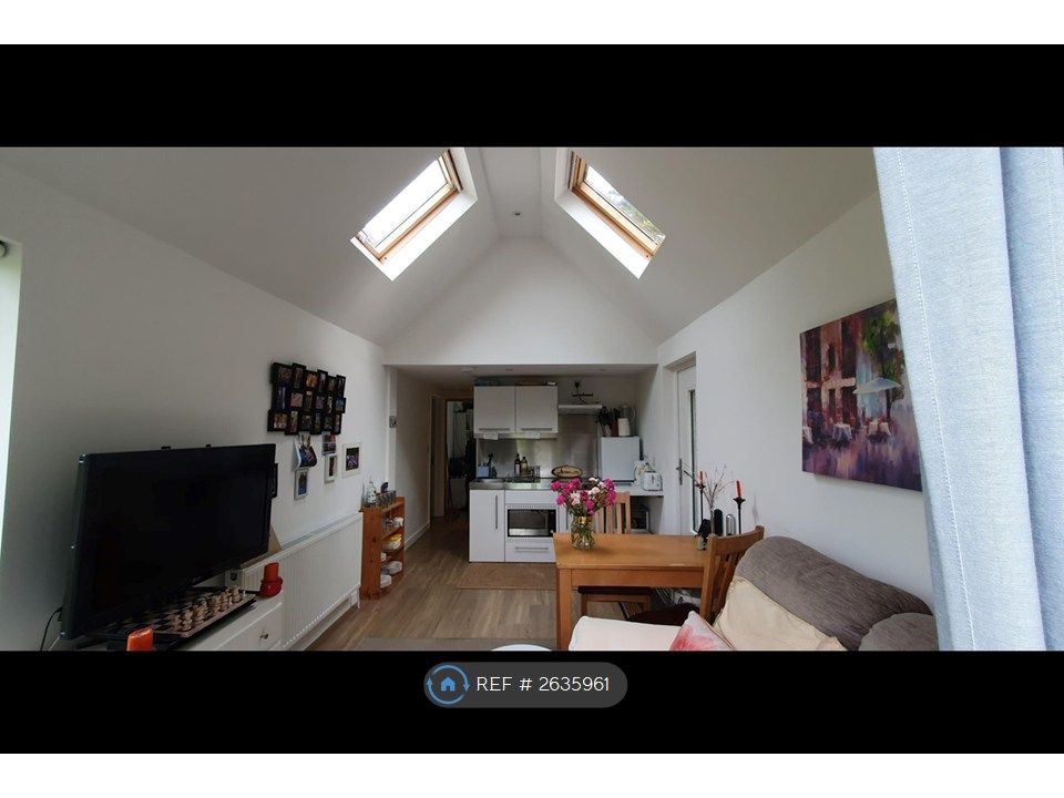 Property photo 1 of 6 Lounge/Kitchenette
