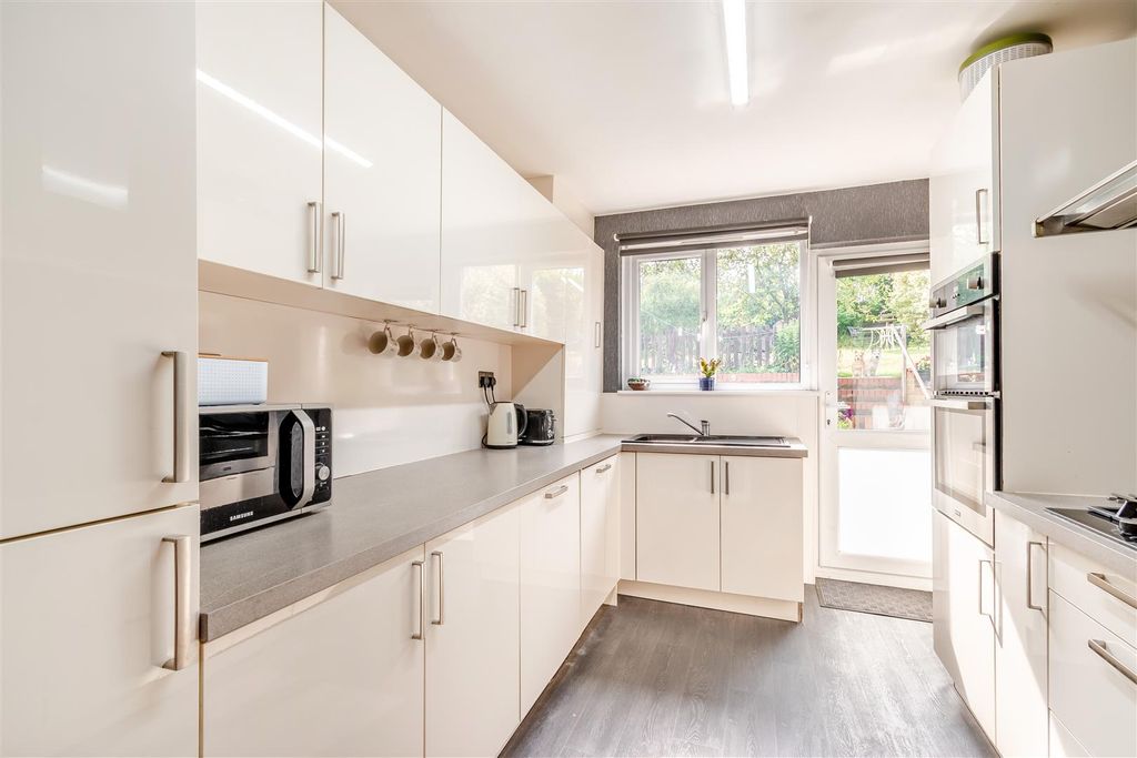 Property photo 3 of 23 8653238-Interior05.Jpg