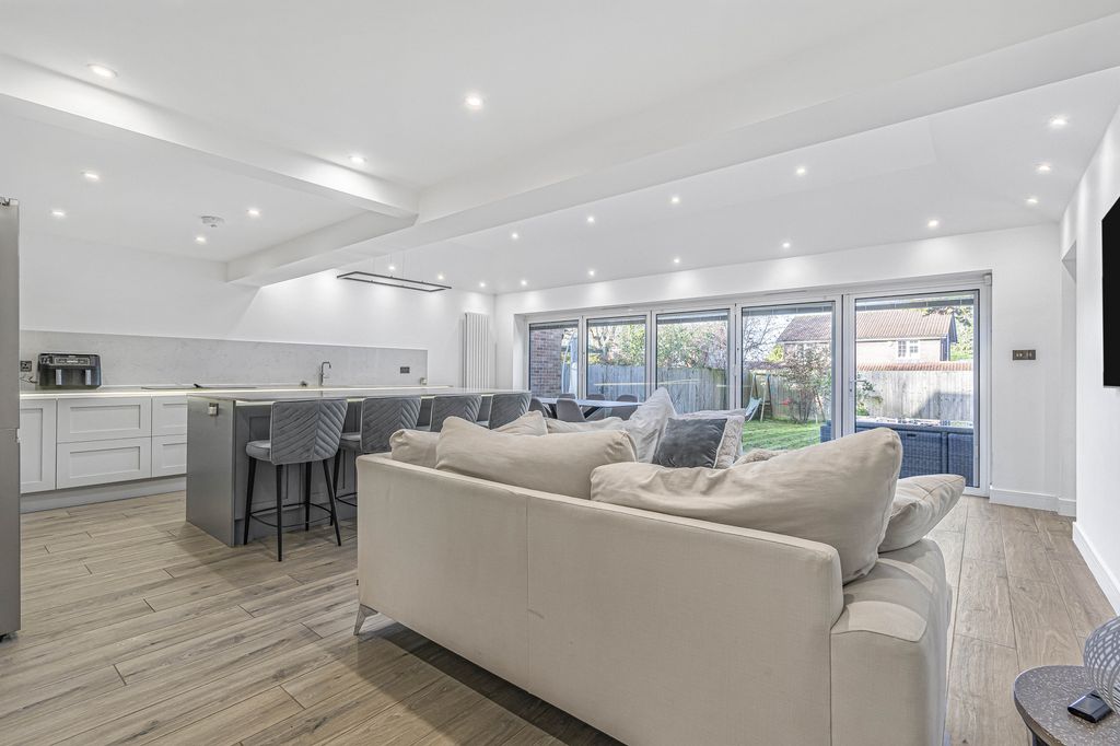 Property photo 2 of 20