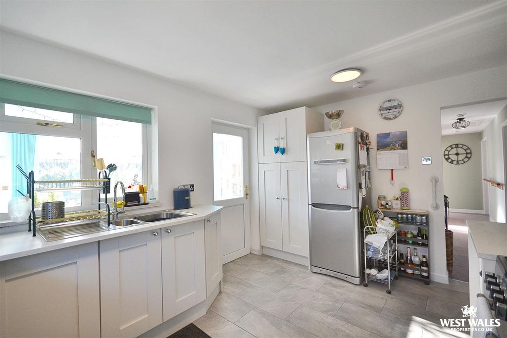 Property photo 3 of 22 Kitchen