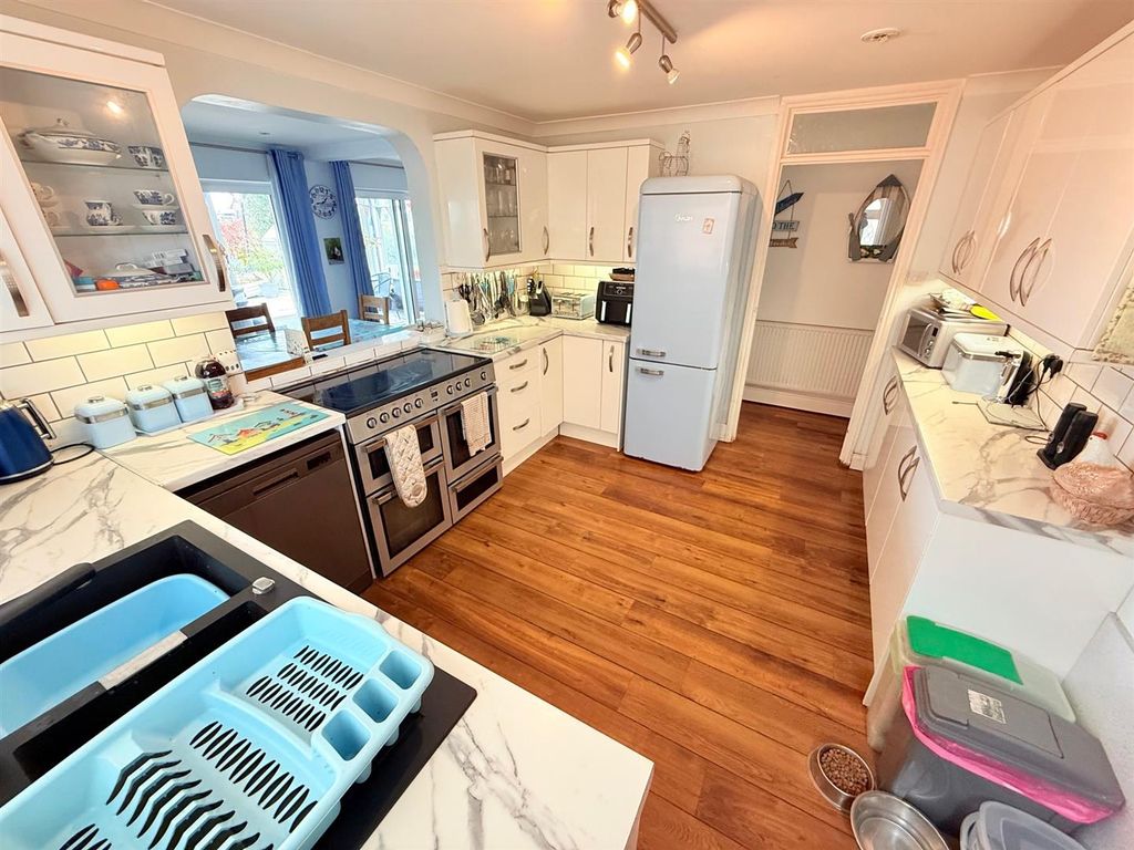 Property photo 3 of 28 Kitchen