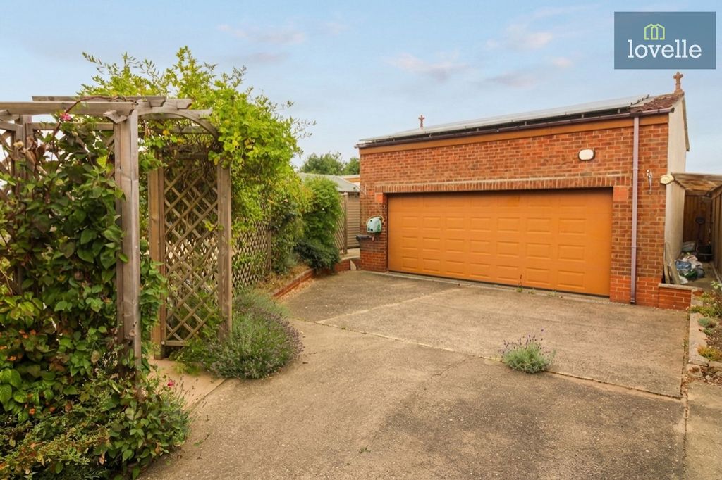 Property photo 2 of 39