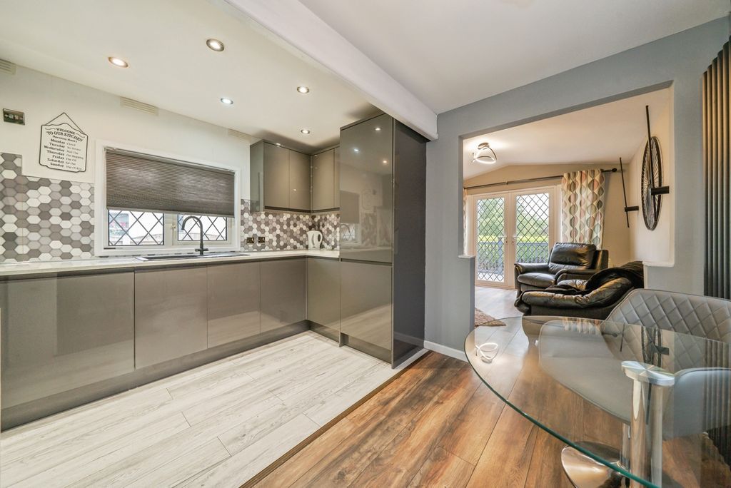Property photo 2 of 19 Kitchen