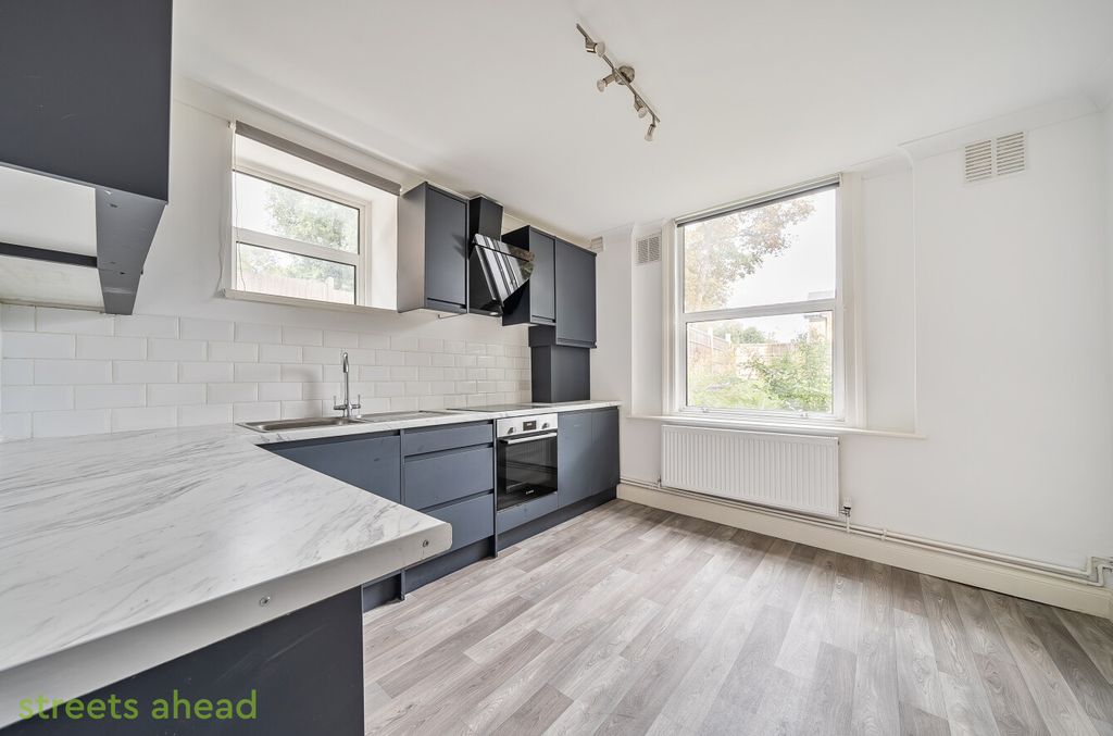 Property photo 2 of 11 0E8770Bb-03c3-4F7...