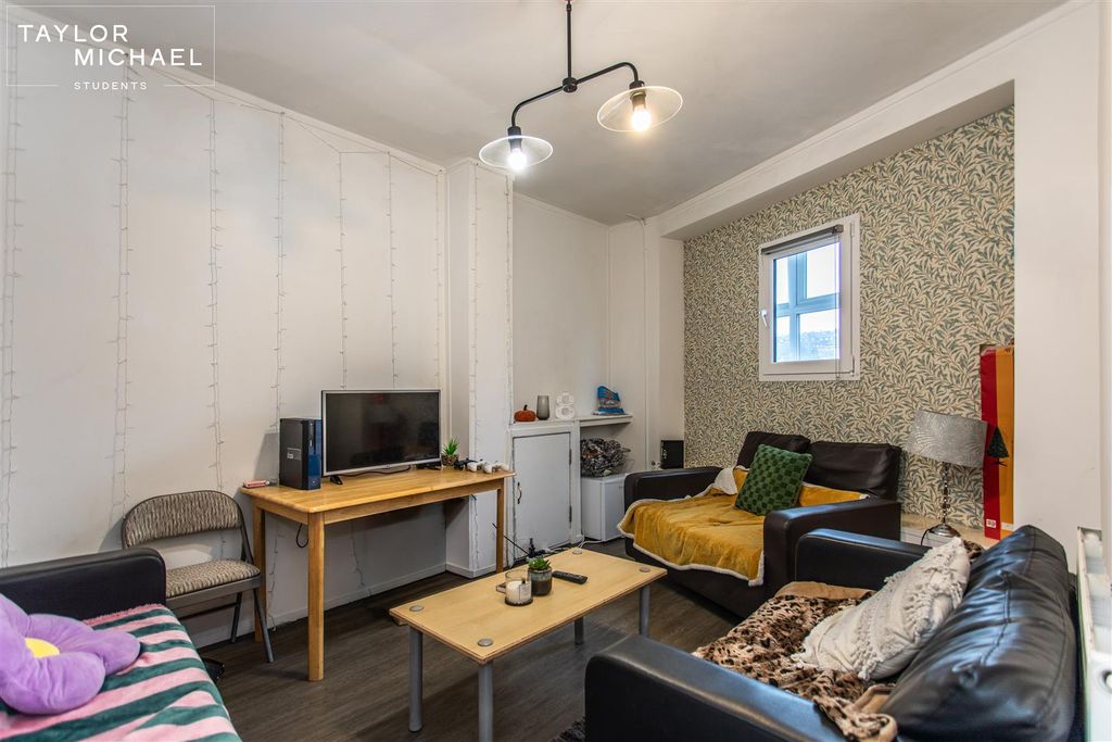 Property photo 3 of 18 Living Room