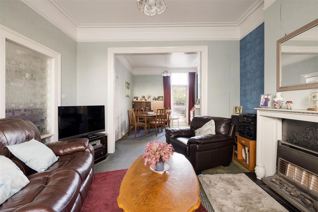 Property photo 3 of 27 Chelmsford Road, E18