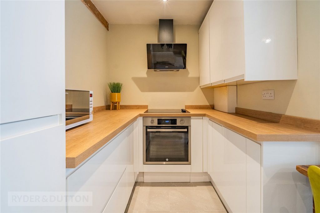 Property photo 3 of 18 Kitchen