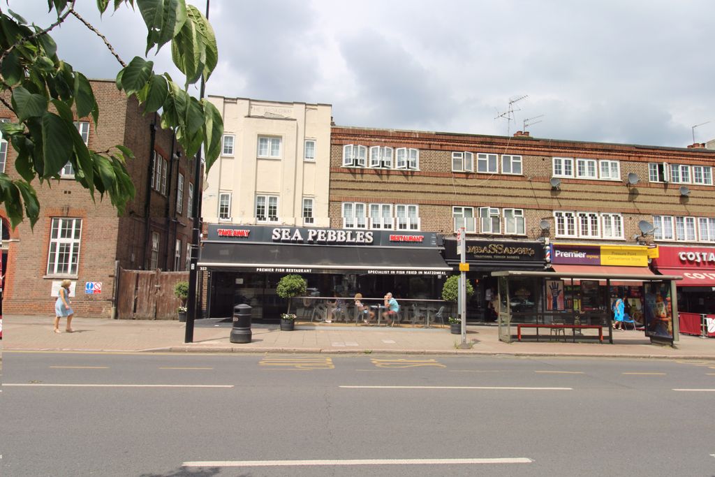 Property photo 1 of 8 Bright &amp; Airy Converted Flats Situated On Hatch End Broadway