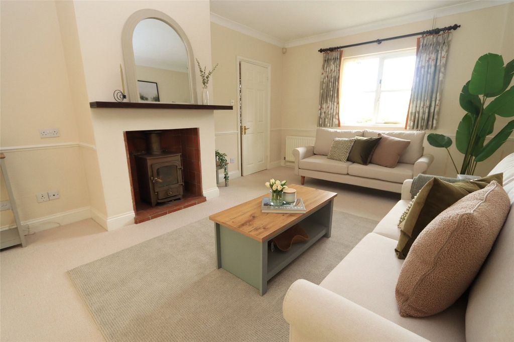 Property photo 3 of 13 Lounge