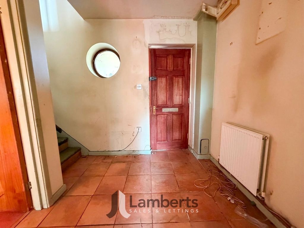 Property photo 3 of 17 Entrance Hall