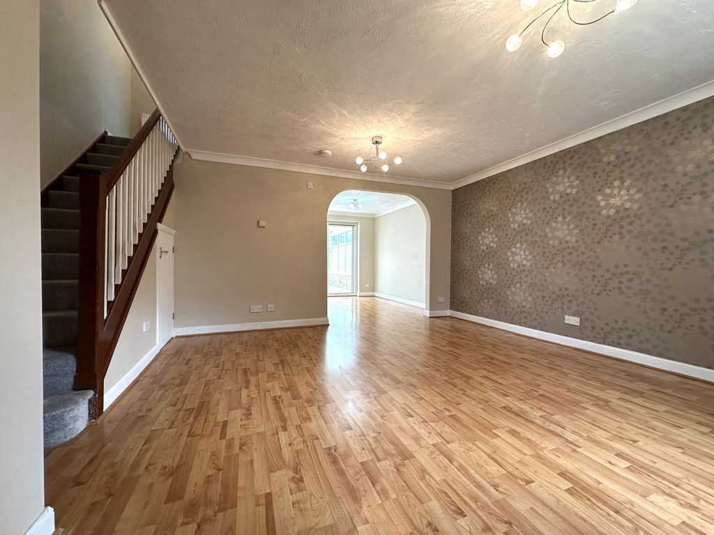 Property photo 3 of 11 Kingfisher Close - Lounge