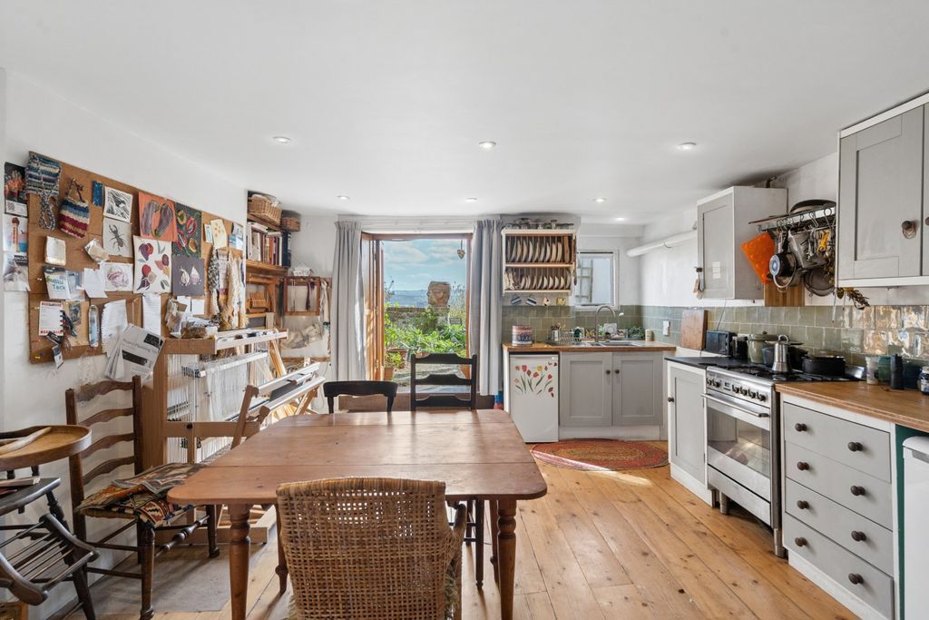 Property photo 3 of 19 Kitchen