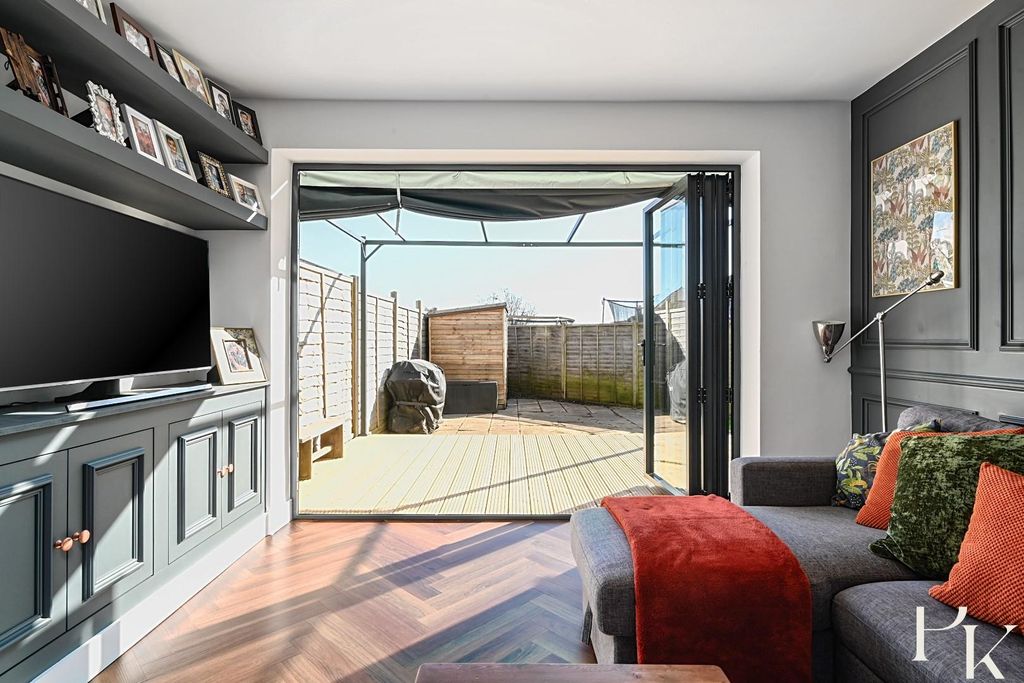 Property photo 3 of 27 12 Brambledean Road, Bn41 (23).Jpg