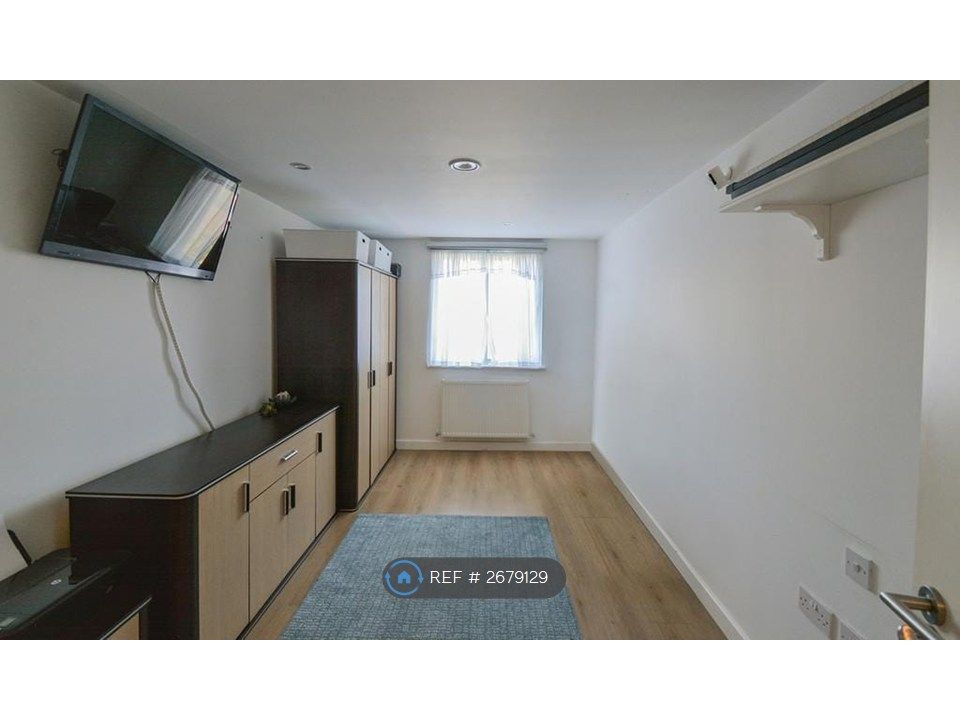 Property photo 2 of 9 Bedroom 1