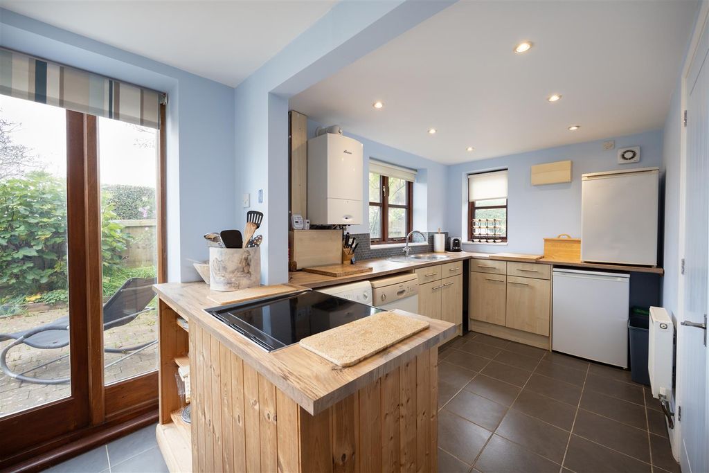 Property photo 3 of 10 Kitchen/Dining Room