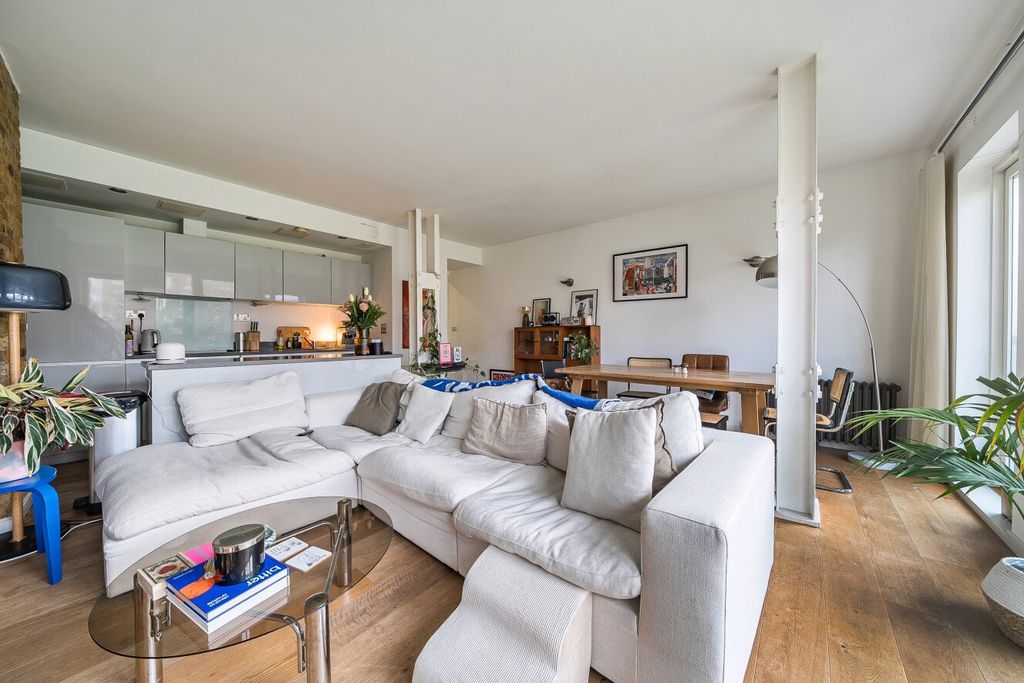 Property photo 2 of 27 1410285-10-69933d...