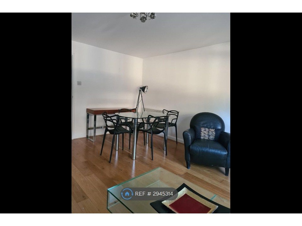 Property photo 3 of 14 Living Room / Dining Area