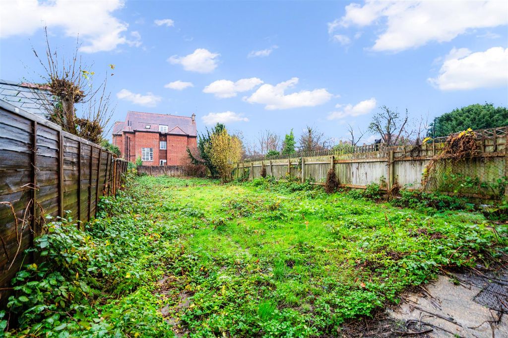 Property photo 2 of 13 Daniels_, Walm Lane, Nw2_017.Jpg