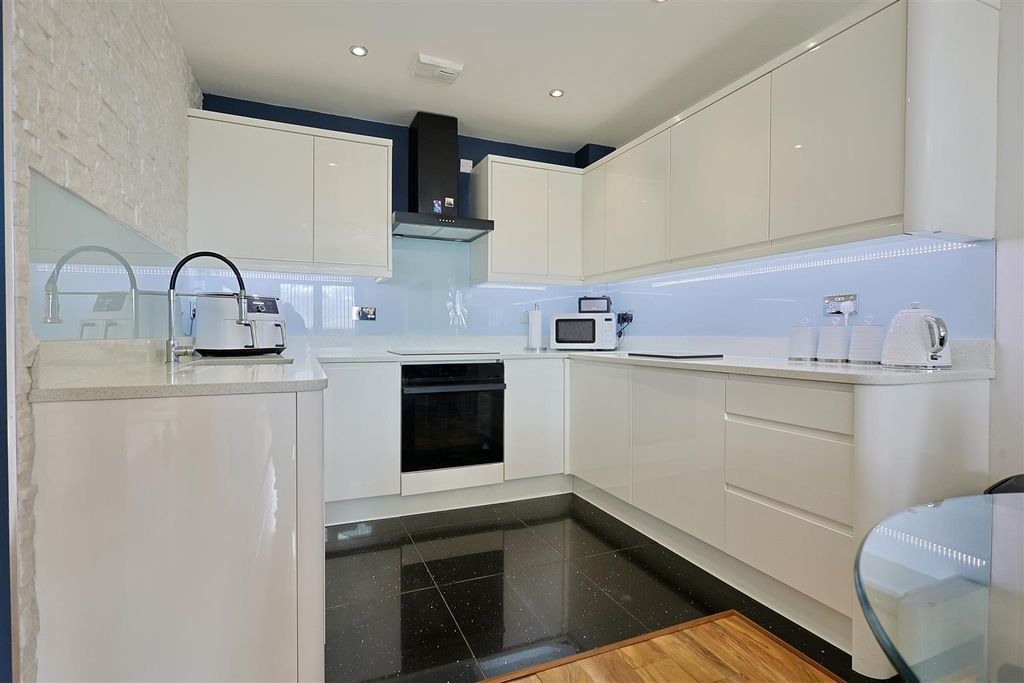 Property photo 2 of 22 3C5F67A9-D6Ff-4BA4-Af23-D726Fe34Badb_1_201_A.Jpeg