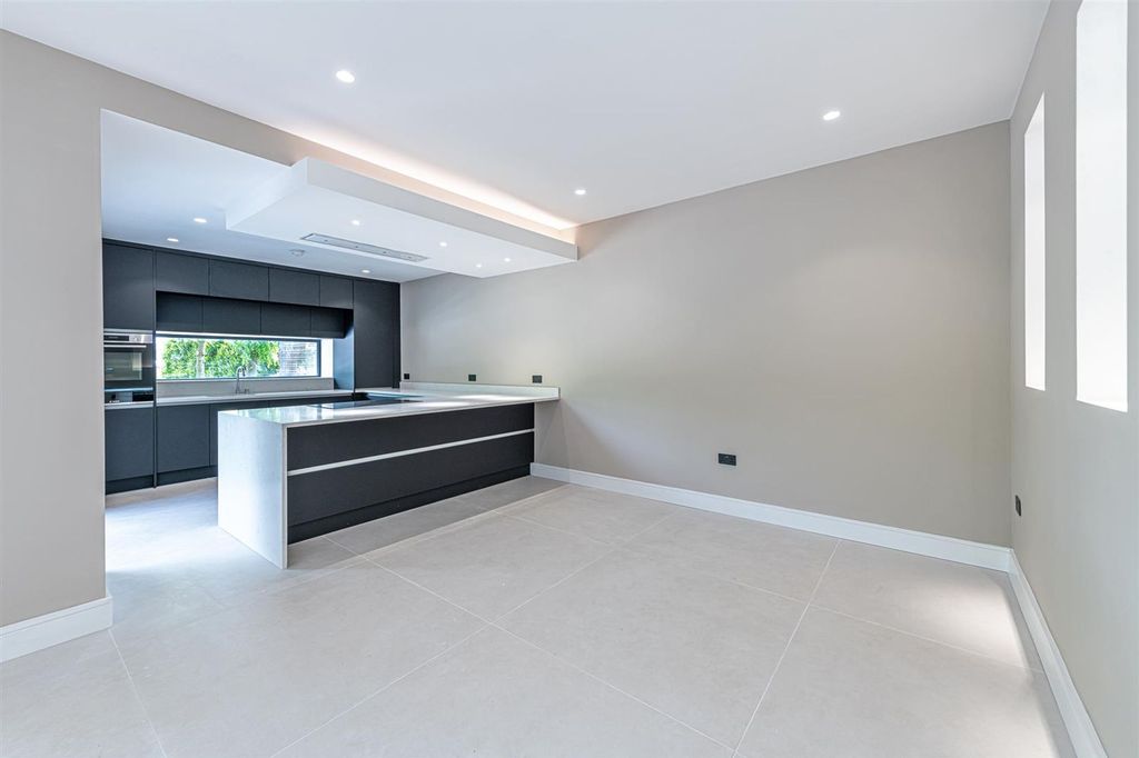 Property photo 3 of 11 Kitchen/Dining Area