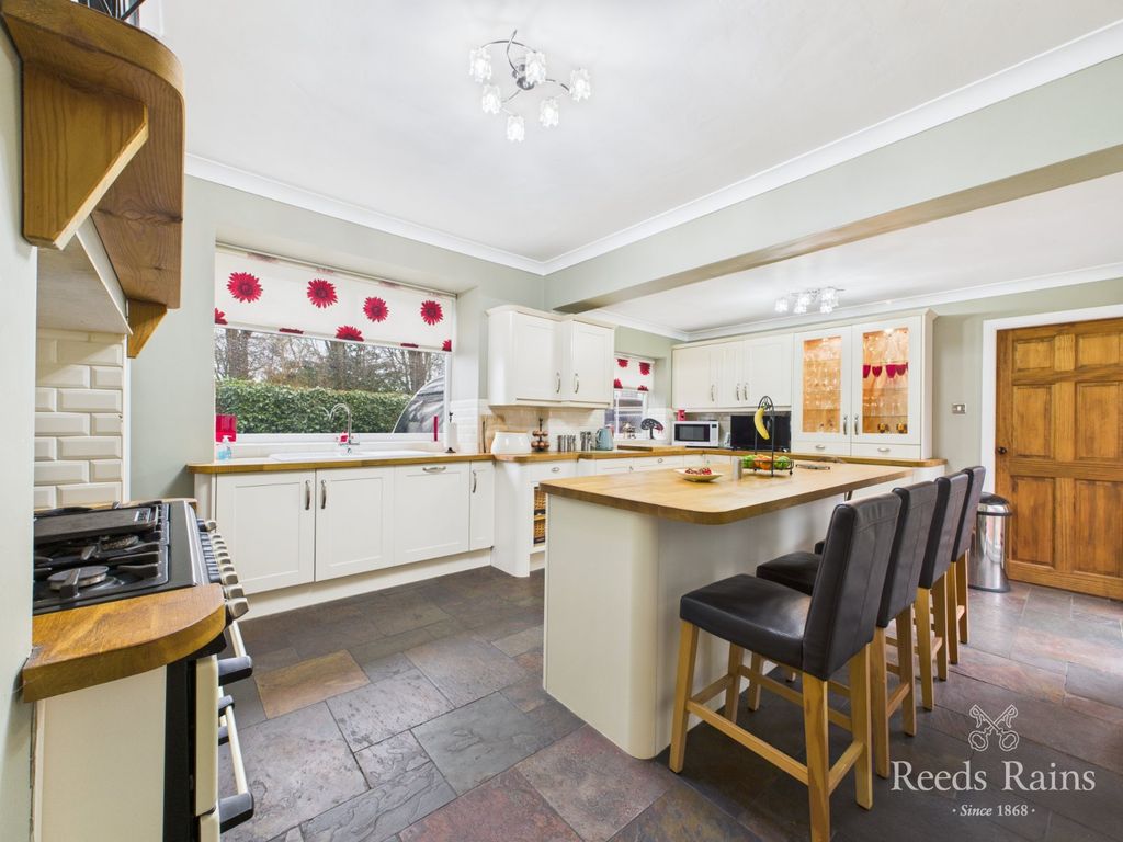 Property photo 3 of 25 Breakfast Kitchen