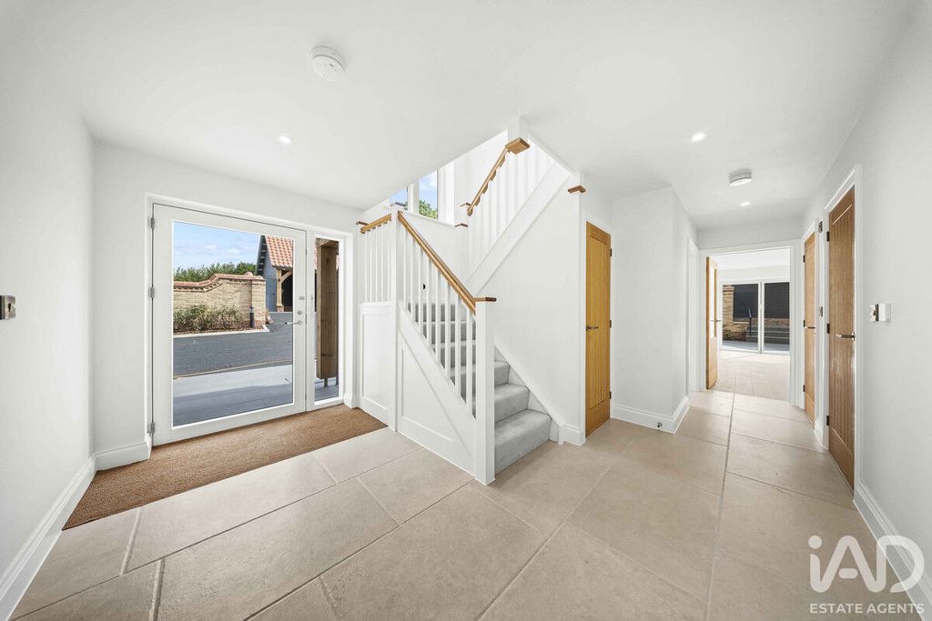 Property photo 2 of 31