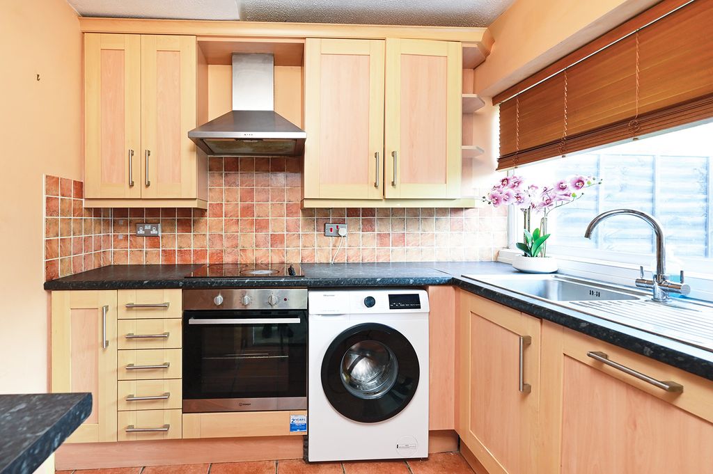 Property photo 2 of 9 64 Frogmore Rd (7)
