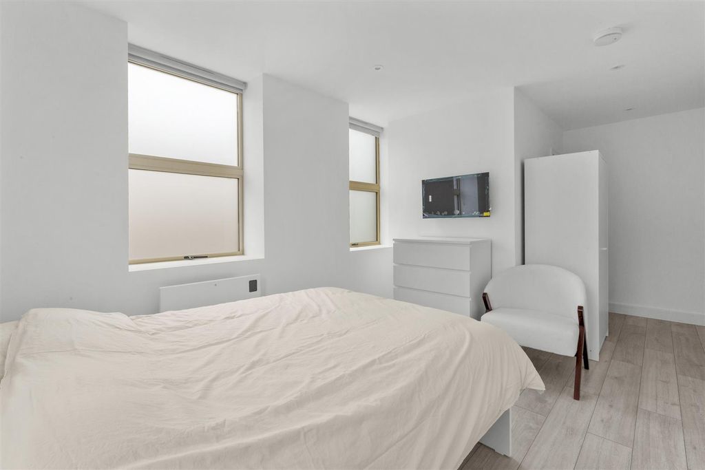 Property photo 2 of 5 Bedroom