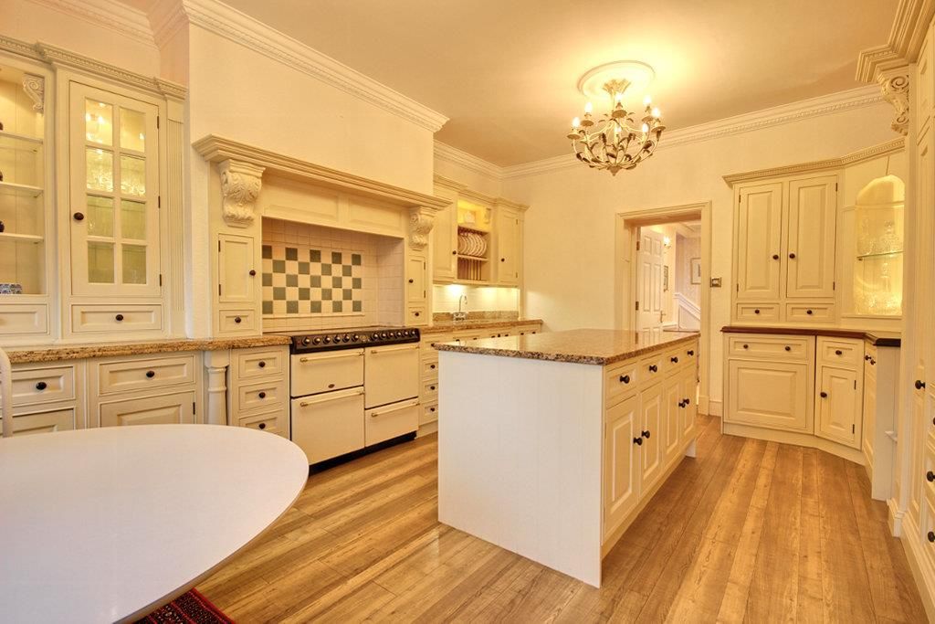 Property photo 2 of 32 Bespoke Breakfast Kitchen