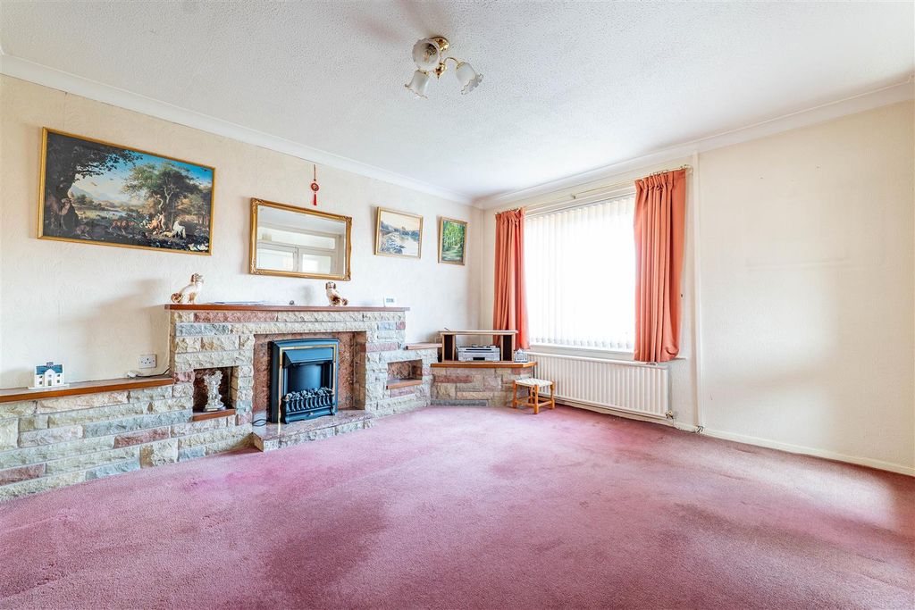 Property photo 3 of 16 Lounge