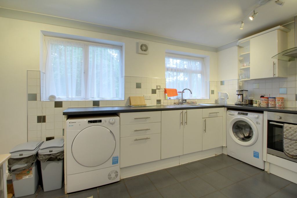 Property photo 3 of 10 Kitchen