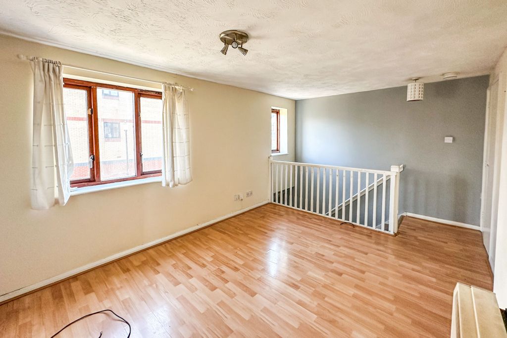 Property photo 2 of 10 16 Loughman Close, Kingswood, Bristol, Bs15 4Bz