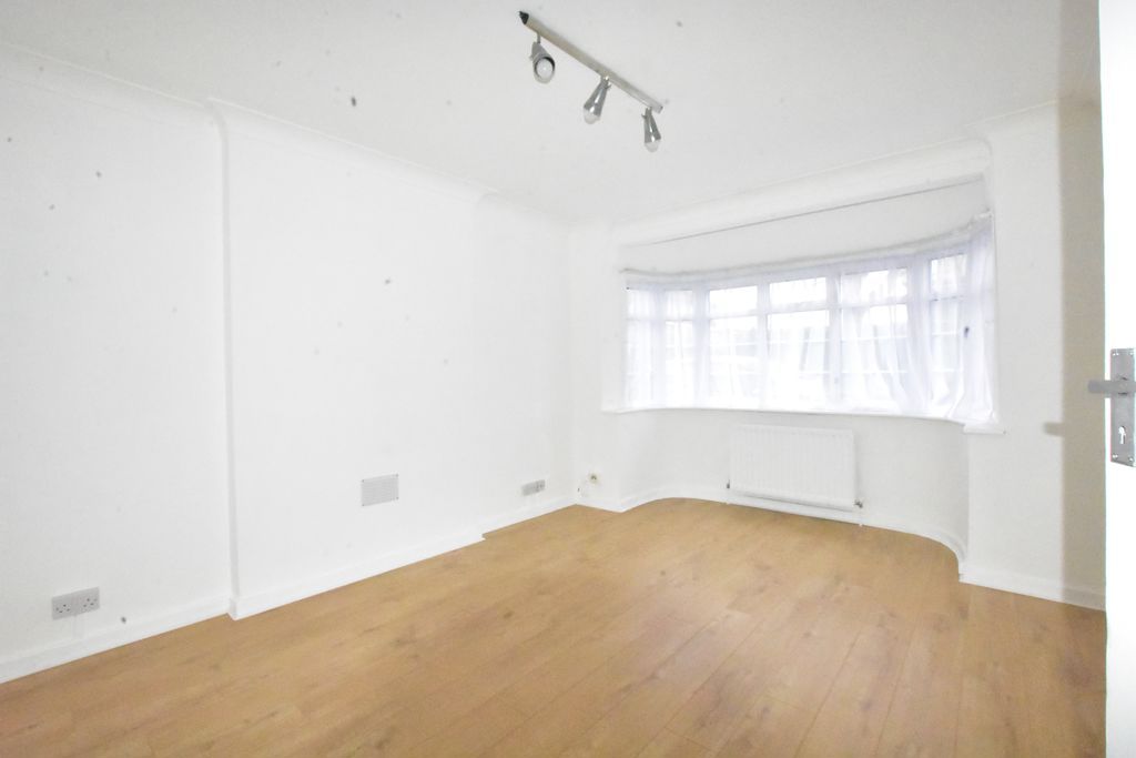 Property photo 3 of 9 Photo 4