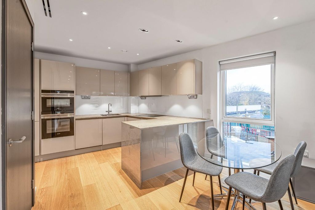 Property photo 2 of 18 Kitchen /Dining