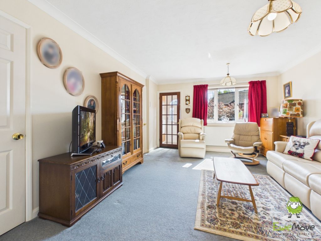 Property photo 2 of 25 Ewemove Estate Agents Basingstoke - 11 Windsor Gar