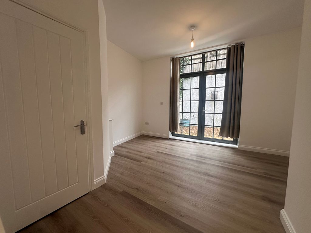 Property photo 3 of 15 Lounge