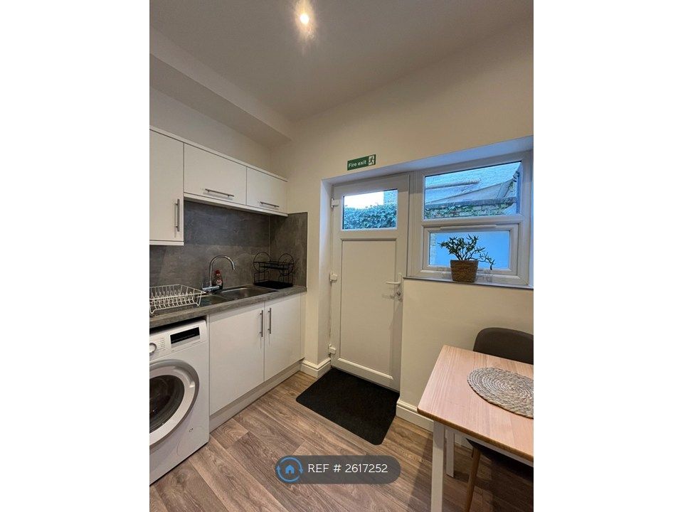 Property photo 3 of 11 Kitchen