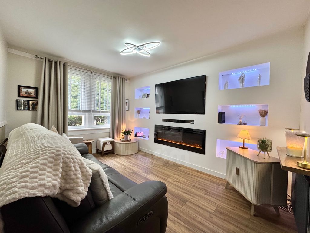 Property photo 2 of 21 Floorsburn Crescent, Johnstone Lounge