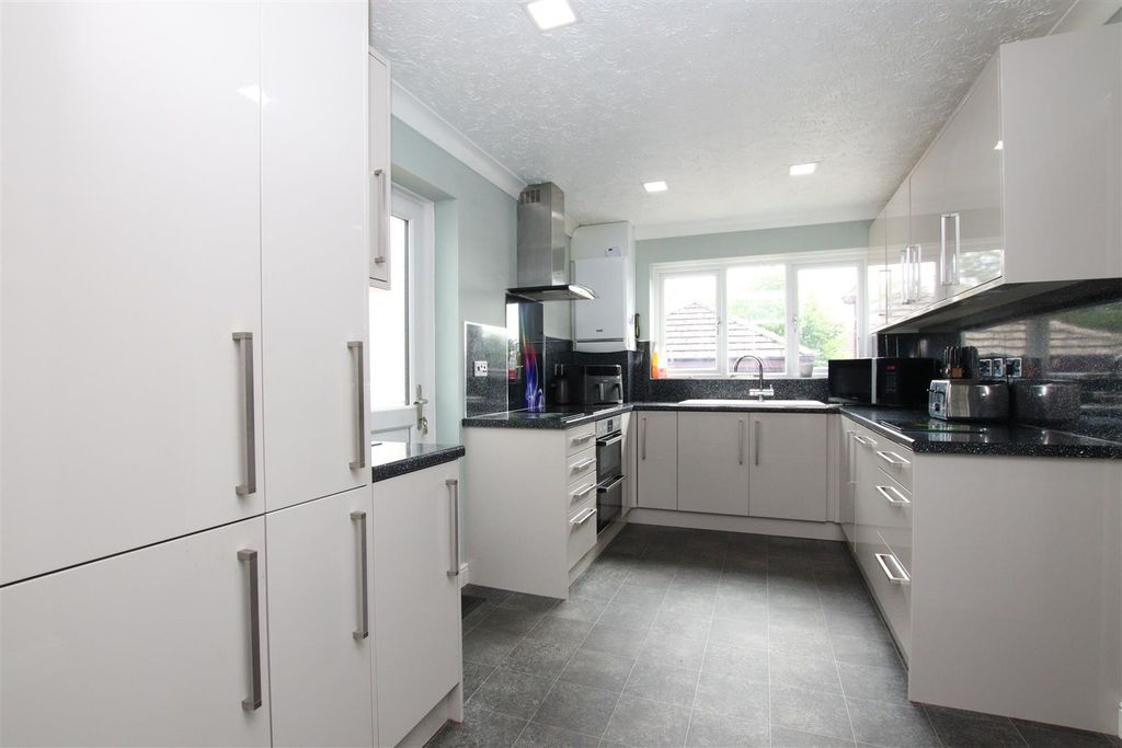 Property photo 3 of 18 Kitchen_.Jpg