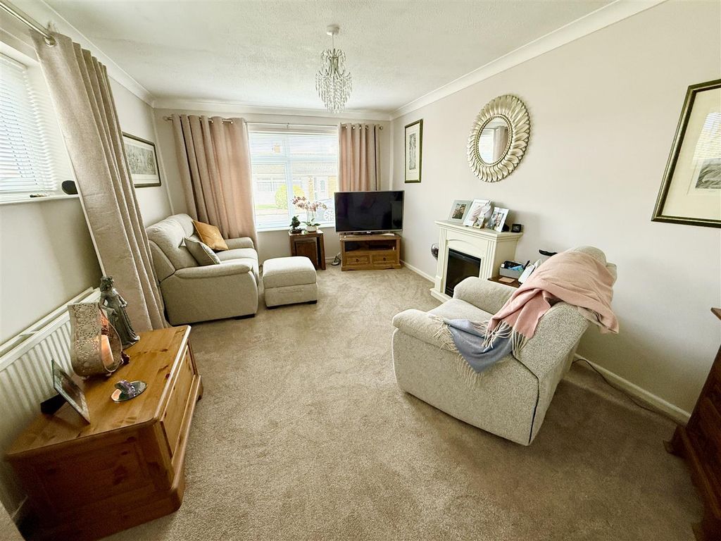 Property photo 3 of 17 Lounge