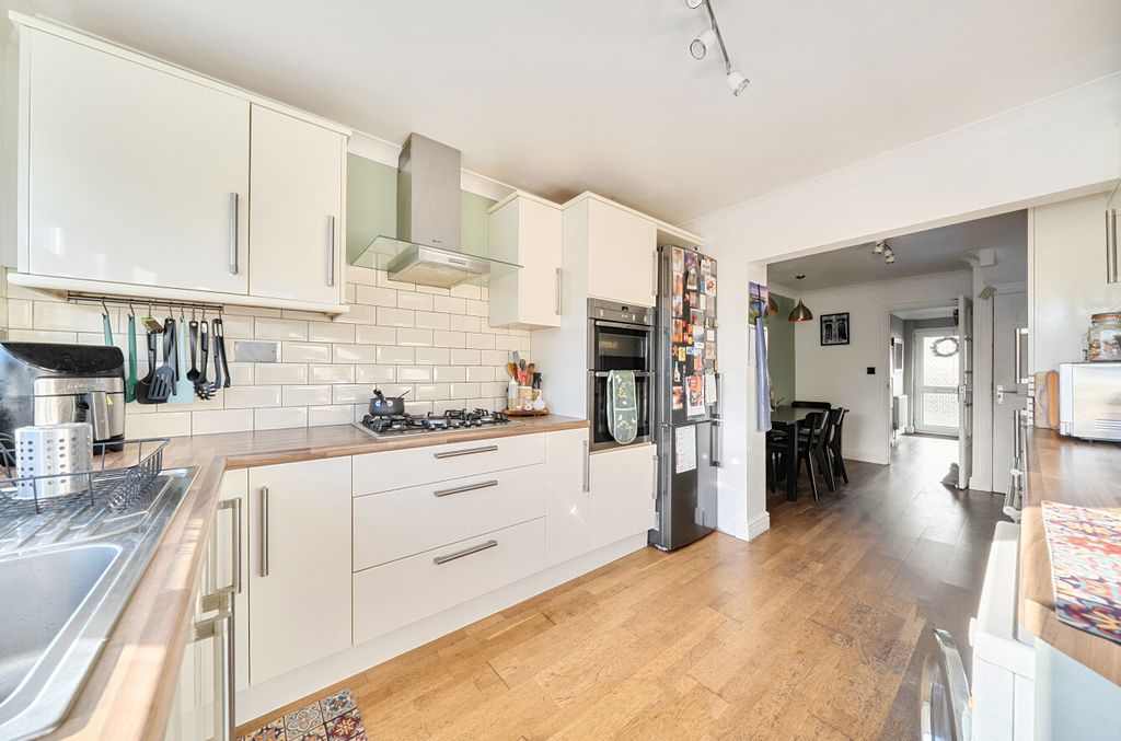 Property photo 2 of 16 1386225-12-693017...