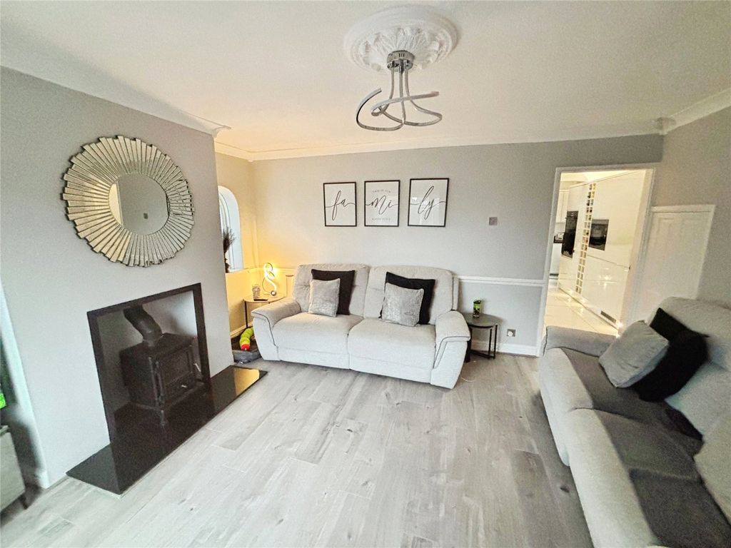 Property photo 2 of 18 Lounge